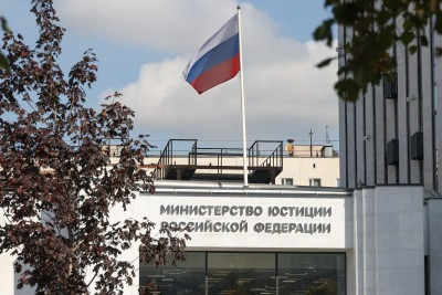 Многодетных должников защитят от взыскания земли и автомобилей